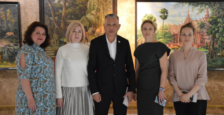 Виставка картин камбоджійського художника Ук Дара Чана в ННІМВ