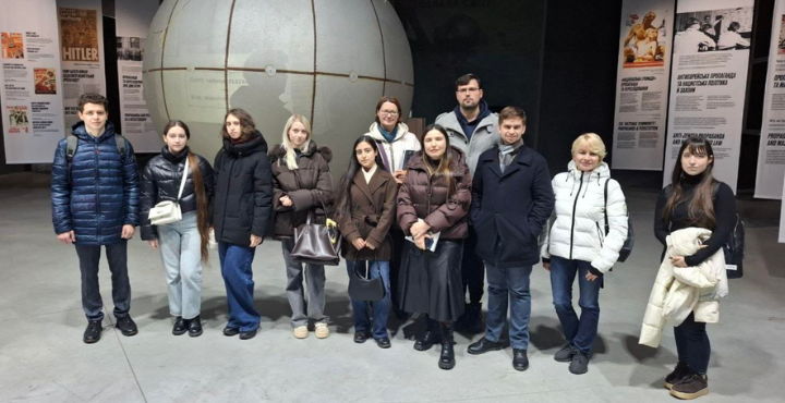 Студенти-міжнародники відвідали виставку про нацистську пропаганду в Бабиному Яру