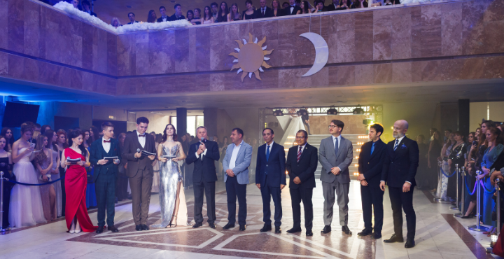 бал