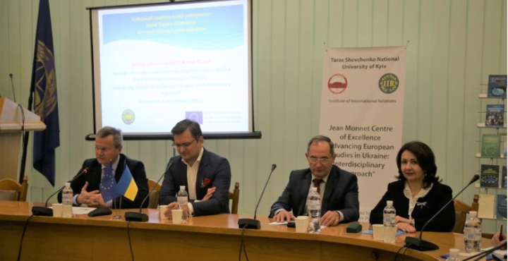 Міністр закордонних справ України Кулеба Д.І., директов інституту проф. Копійка В.В., зав. кафедрою проф. Шнирков О.І., проф. Заблоцька Р.О. на відкритті Центру досконалості Жана Моне (2019 р.)