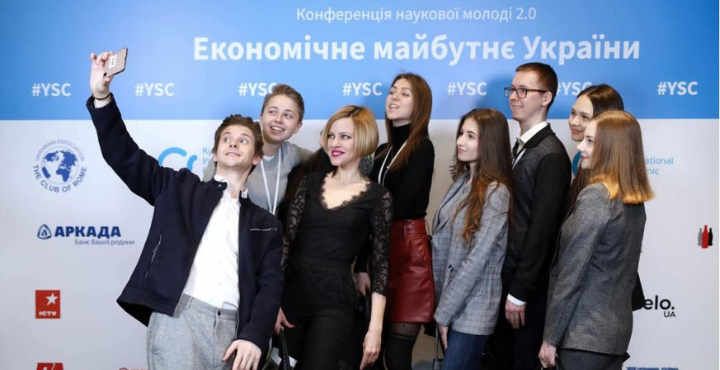 Гарант програми проф. Наталія Резнікова зі студентами на Конференції наукової молоді