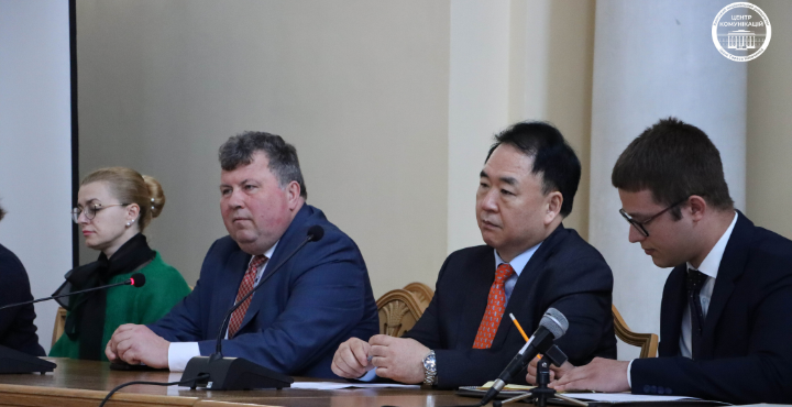 посол