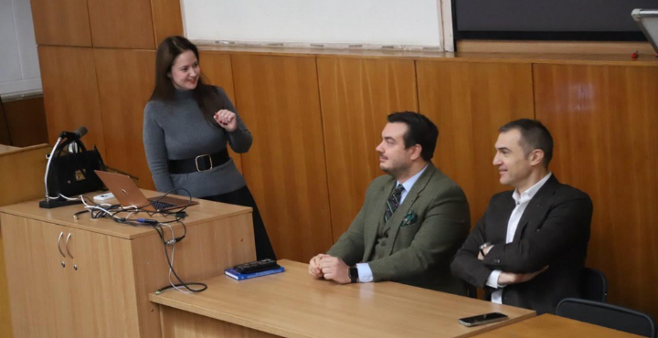 круглий стіл